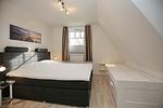 2. Schlafzimmer mit Doppelbett und Einzelbett - Reethaus 08b - Top-Hundeurlaub