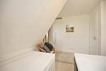 2. Schlafzimmer mit Kleiderschrank - Reethaus 08b - Top-Hundeurlaub