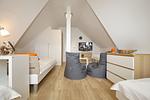3. Schlafzimmer mit Kommode - Reethaus 08b - Top-Hundeurlaub