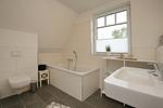 1. Badezimmer mit Badewanne - Reethaus 08b - Top-Hundeurlaub