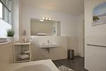 1. Badezimmer mit Waschbecken - Reethaus 08b - Top-Hundeurlaub