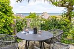 Terrasse mit Tisch und Blick auf das Meer - Haus Anna Atelier - Top-Hundeurlaub