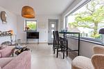 Heller Wohnbereich mit Sofa und Fernseher - Haus Anna Atelier - Top-Hundeurlaub