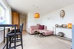 Helles Wohnzimmer mit Sofa und Esstisch - Haus Anna Atelier - Top-Hundeurlaub