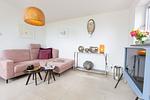 Helles Wohnzimmer mit modernem Sofa - Haus Anna Atelier - Top-Hundeurlaub