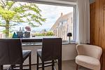 Moderne Küche mit Blick und Barhockern - Haus Anna Atelier - Top-Hundeurlaub