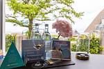 Willkommensgeschenk mit Wasser und Gläsern - Haus Anna Atelier - Top-Hundeurlaub