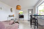 Gemütliches Wohnzimmer mit Fernseher und Sessel - Haus Anna Atelier - Top-Hundeurlaub