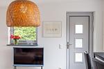 Helles Wohnzimmer mit TV und Fenster - Haus Anna Atelier - Top-Hundeurlaub