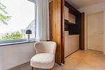 Moderne Küche mit Arbeitsbereich und Fenster - Haus Anna Atelier - Top-Hundeurlaub
