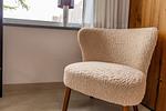 Gemütlicher Stuhl im modernen Wohnzimmer - Haus Anna Atelier - Top-Hundeurlaub
