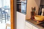 Moderne Küche mit Geräten und Essbereich - Haus Anna Atelier - Top-Hundeurlaub