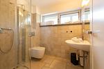 Modernes Badezimmer mit Dusche und hellem Ambiente - Haus Anna Atelier - Top-Hundeurlaub