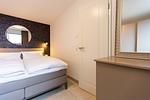 Schlafzimmer mit Doppelbett und modernem Spiegel - Haus Anna Atelier - Top-Hundeurlaub