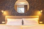 Schlafzimmer mit Doppelbett und Blumenmuster - Haus Anna Atelier - Top-Hundeurlaub