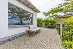 Terrasse mit Sitzgelegenheit und Blick ins Grüne - Haus Anna Atelier - Top-Hundeurlaub