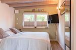 Schlafzimmer mit Doppelbett und Wand-TV - Kleine Rotbuche - Top-Hundeurlaub