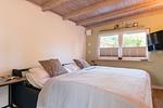 Schlafzimmer mit Doppelbett und Fenster - Kleine Rotbuche - Top-Hundeurlaub