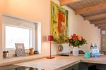 Moderne Küche mit Fenster und kreativen Dekoren - Kleine Rotbuche - Top-Hundeurlaub