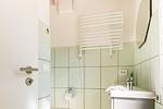 Helles Badezimmer mit Waschbecken und Handtuchhalter - Kleine Rotbuche - Top-Hundeurlaub