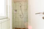 Moderne Duschkabine im Badezimmer - Kleine Rotbuche - Top-Hundeurlaub