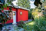 Außenansicht eines Hauses mit roter Fassade - Kleine Rotbuche - Top-Hundeurlaub