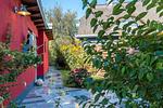 Außenansicht eines Gebäudes mit Garten und Blumen - Kleine Rotbuche - Top-Hundeurlaub