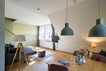 Heller Wohnbereich mit Sofa und Esstisch - Haus am Schilf - Wohnung 7 - Top-Hundeurlaub