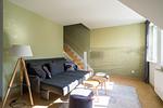 Heller Wohnbereich mit modernem Sofa - Haus am Schilf - Wohnung 7 - Top-Hundeurlaub