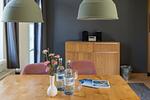 Küche mit Esstisch und Blumenstrauß - Haus am Schilf - Wohnung 7 - Top-Hundeurlaub