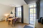Helles Wohnzimmer mit Esstisch und Fenster - Haus am Schilf - Wohnung 7 - Top-Hundeurlaub