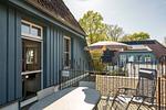 Terrasse mit Sonnenschirm und Liegestuhl - Haus am Schilf - Wohnung 7 - Top-Hundeurlaub