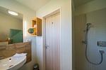 Modernes Badezimmer mit Dusche und Waschbecken - Haus am Schilf - Wohnung 7 - Top-Hundeurlaub