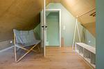 Schlafzimmer mit Stuhl und offenem Raum - Haus am Schilf - Wohnung 7 - Top-Hundeurlaub