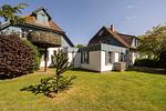 Haupthaus mit Garten und Bäumen - Haus am Schilf - Wohnung 7 - Top-Hundeurlaub
