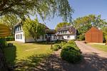 Hauptgebäude mit idyllischem Außenbereich - Haus am Schilf - Wohnung 7 - Top-Hundeurlaub