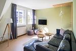 Stilvolles Wohnzimmer mit Sofa und Fernseher - Haus am Schilf - Wohnung 6 - Top-Hundeurlaub