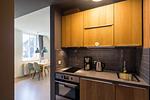 Moderne Küche mit Holzschränken und Geräten - Haus am Schilf - Wohnung 6 - Top-Hundeurlaub