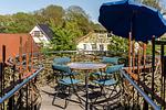 Terrasse mit Tisch und Stühlen unter Sonnenschirm - Haus am Schilf - Wohnung 6 - Top-Hundeurlaub