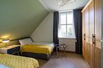 Schlafzimmer mit zwei Einzelbetten und Fenster - Haus am Schilf - Wohnung 6 - Top-Hundeurlaub