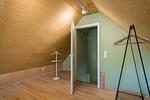 Schlafzimmer mit schrägen Wänden und minimalistischer Einrichtung - Haus am Schilf - Wohnung 6 - Top-Hundeurlaub