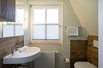 Modernes Badezimmer mit Waschbecken und WC - Haus am Schilf - Wohnung 6 - Top-Hundeurlaub