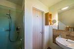 Modernes Badezimmer mit Dusche und Waschbecken - Haus am Schilf - Wohnung 6 - Top-Hundeurlaub