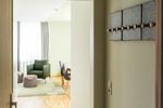Helles Wohnzimmer mit grünen Möbeln - Haus am Schilf - Wohnung 5 - Top-Hundeurlaub