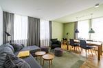 Wohnzimmer mit hellen Fenstern und modernem Design - Haus am Schilf - Wohnung 5 - Top-Hundeurlaub