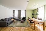 Modernes Wohnzimmer mit Sofa und Naturlich Licht - Haus am Schilf - Wohnung 5 - Top-Hundeurlaub