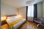 Helles Schlafzimmer mit Doppelbett und Sitzgelegenheit - Haus am Schilf - Wohnung 5 - Top-Hundeurlaub