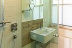 Helles Badezimmer mit moderner Dusche und Waschbecken - Haus am Schilf - Wohnung 5 - Top-Hundeurlaub