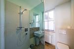 Helles Badezimmer mit Dusche und Waschbecken - Haus am Schilf - Wohnung 5 - Top-Hundeurlaub