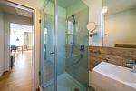 Modernes Badezimmer mit Dusche und stilvollem Waschbecken - Haus am Schilf - Wohnung 5 - Top-Hundeurlaub